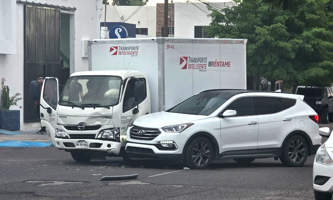 Ignora alto y causa aparatoso choque en la colonia San Benito