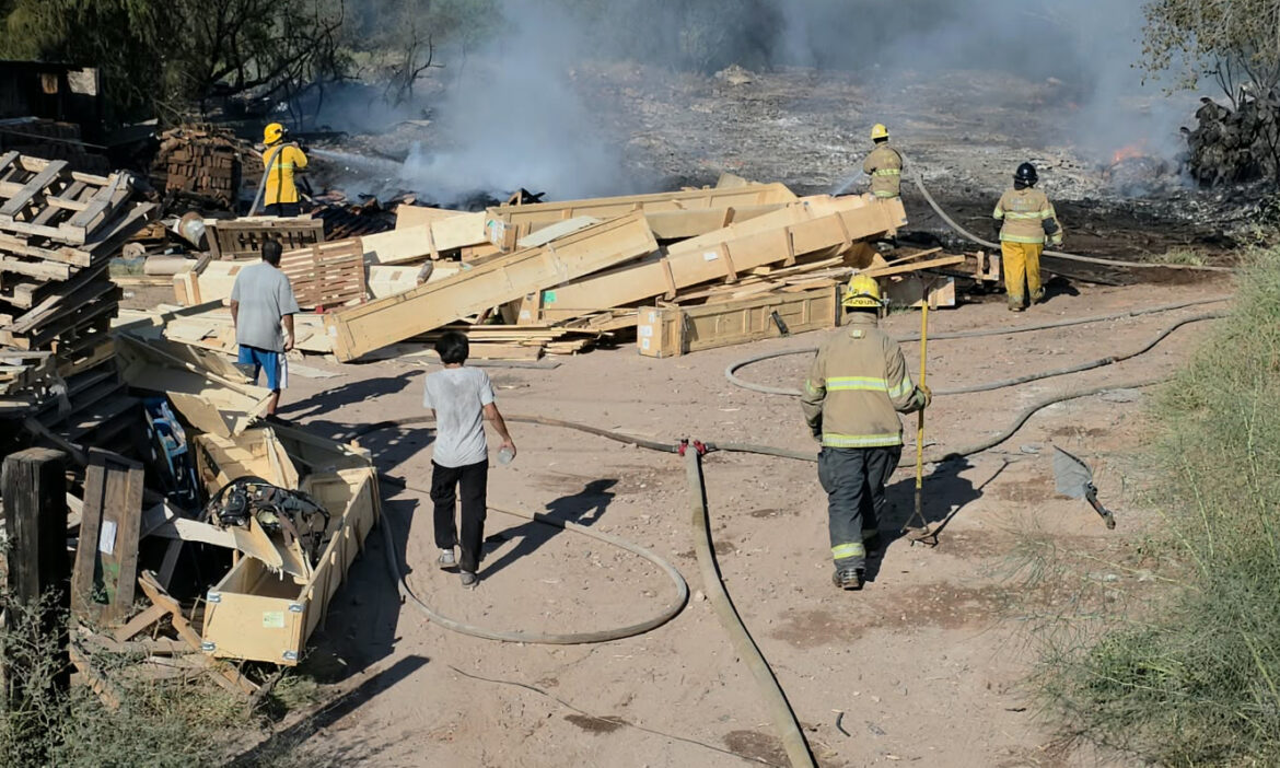 Arrasa incendio con tarimera en Guaymas