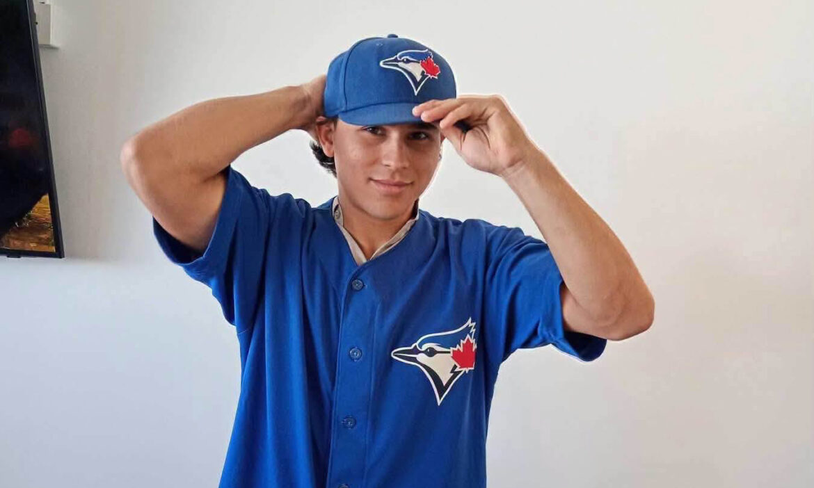 Firma Sebastián Enríquez con Azulejos de Toronto en su natal Navojoa
