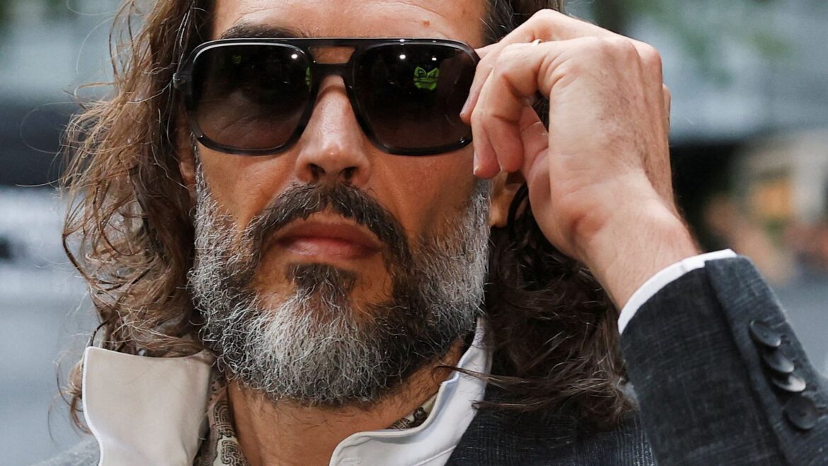 Russell Brand enfrenta juicio por violación
