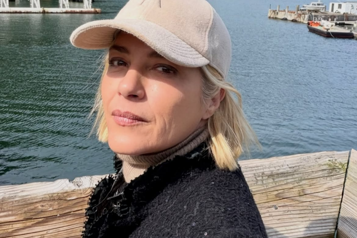 Detienen a Selma Blair tras altercado en un avión