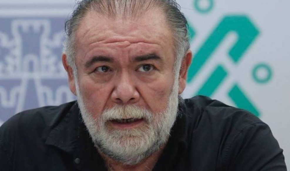 Jesús Ochoa es hospitalizado tras caer de un elevador