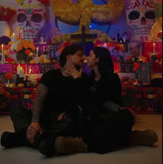 Nodal y Ángela Aguilar presumen su romántica ofrenda