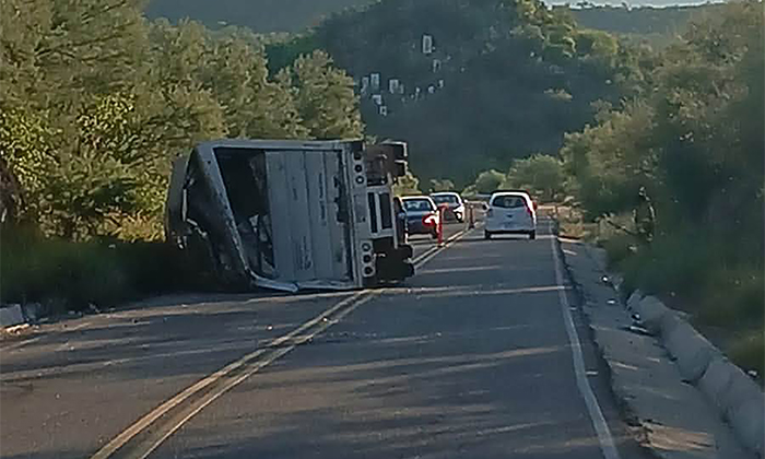 Vuelca tráiler cargado con alimentos en la carretera a Ures