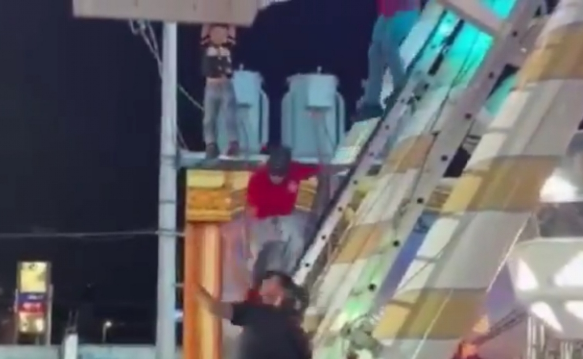 Niño se cuelga de rueda de la fortuna en Feria de Torreón; así fue rescatado
