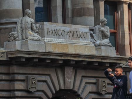 Sheinbaum llama a Banxico a revisar altas pensiones de sus exfuncionarios