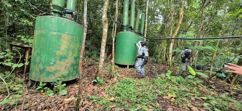 Inhabilitan tres laboratorios clandestinos y aseguran 26 toneladas de precursores en Guerrero