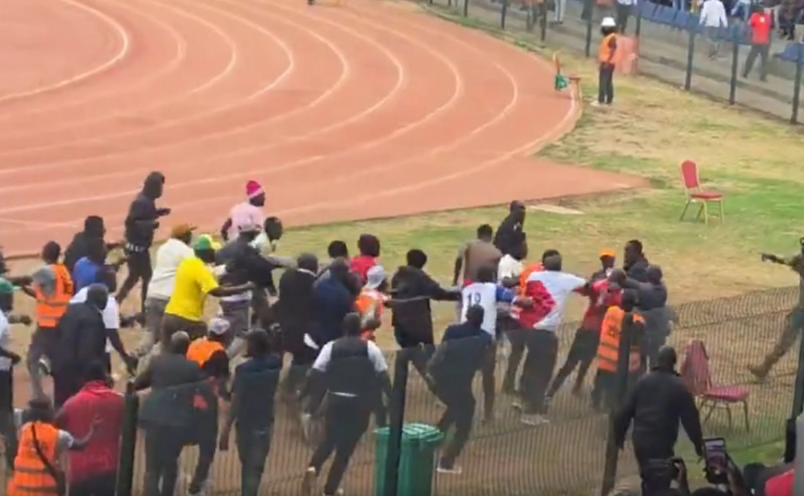 Aficionados invaden cancha y agreden a árbitro durante partido en Kenia