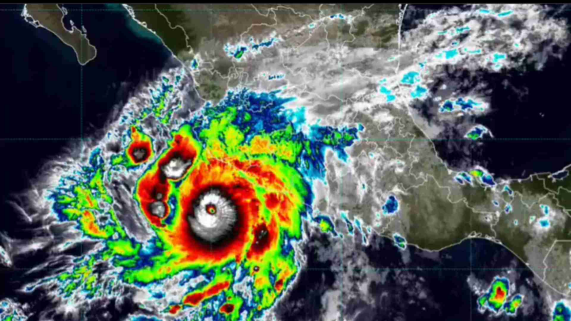 Protección Civil pide resguardarse ante el huracán Simon; Jalisco y Colima, en riesgo de impacto