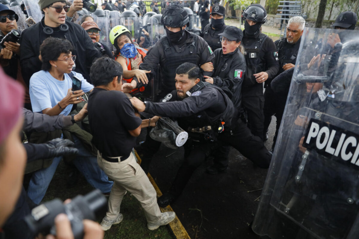 Liberan a 32 manifestantes detenidos durante protesta por agua contaminada en Guadalajara