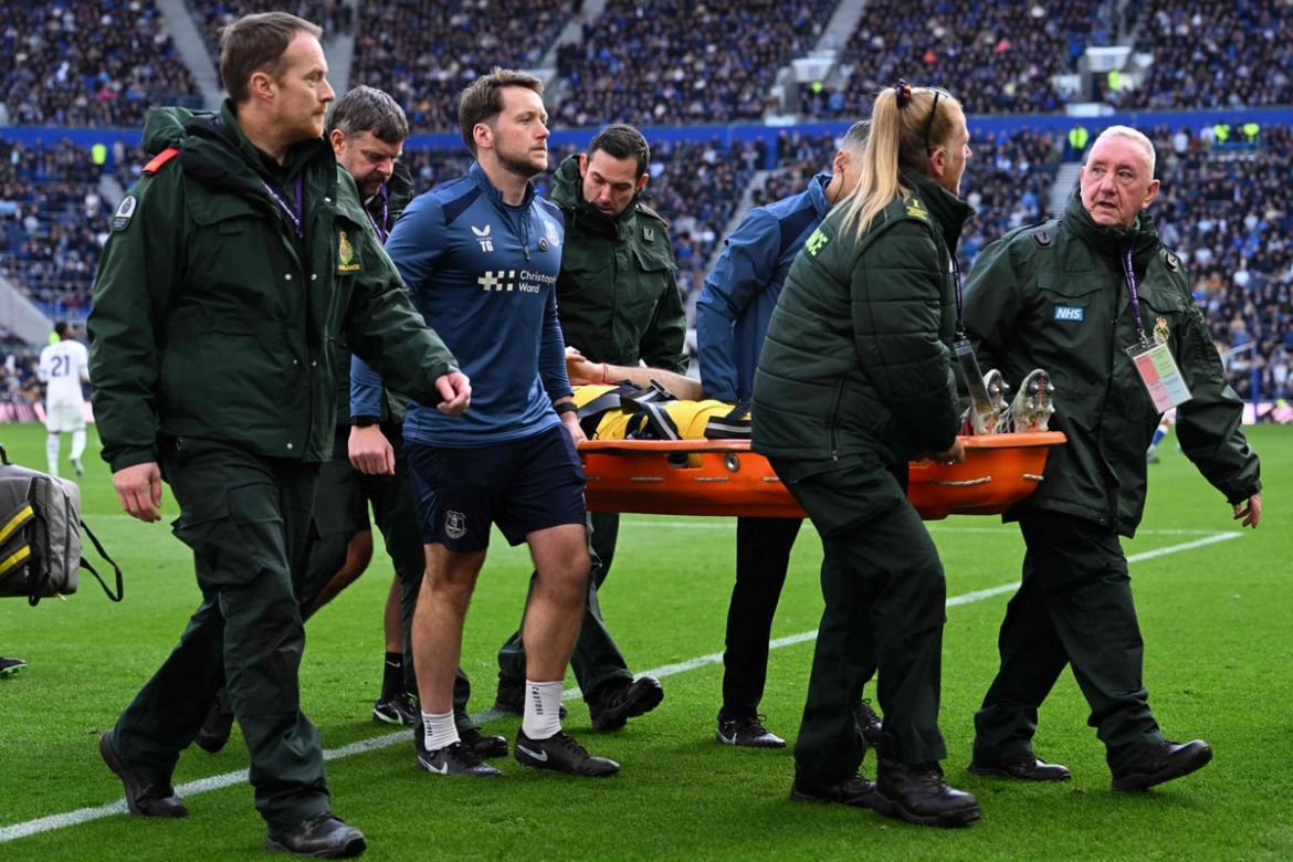Dibu Martínez es hospitalizado tras fuerte choque en la Premier League