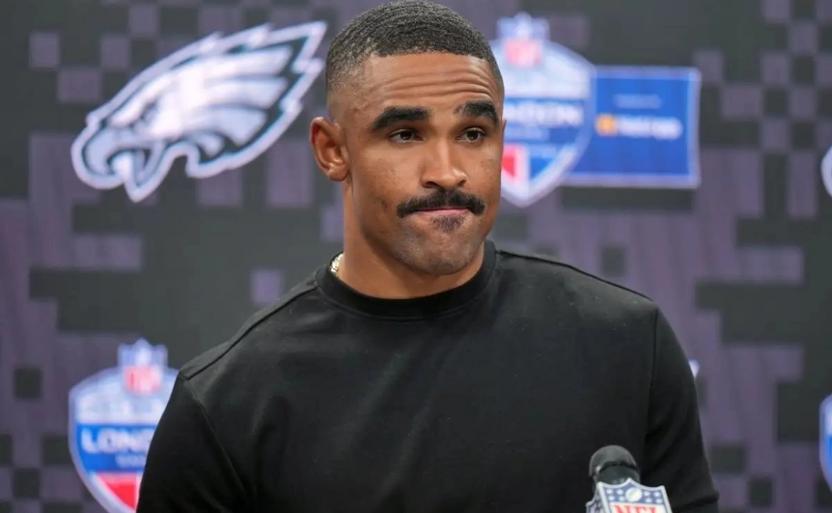 NFL investigará atención médica a Jalen Hurts