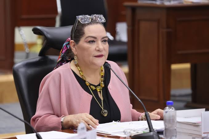 Sheinbaum pide auditorías al INE y rechaza privilegios para legisladores en el AICM