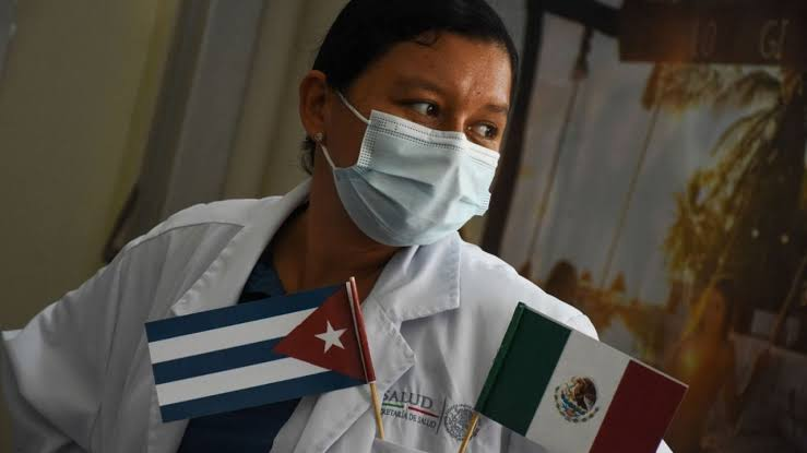 Sheinbaum niega que médicos cubanos ganen más que los mexicanos y rechaza contratación por empresas
