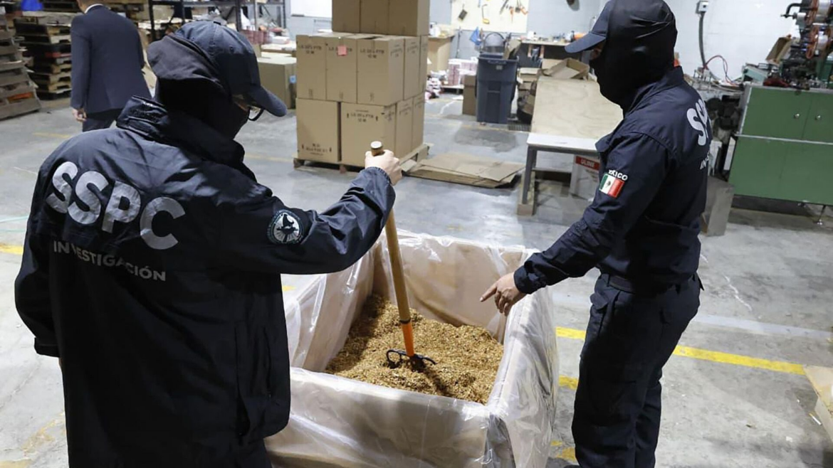 Aseguran 60 toneladas de cigarros apócrifos y detienen a tres personas en Huixquilucan