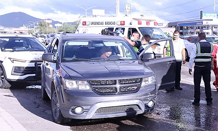Colisionan camioneta y unidad de Bomberos en la colonia Solidaridad