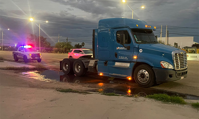 Colisionan tráiler y auto compacto en la colonia Las Lomas