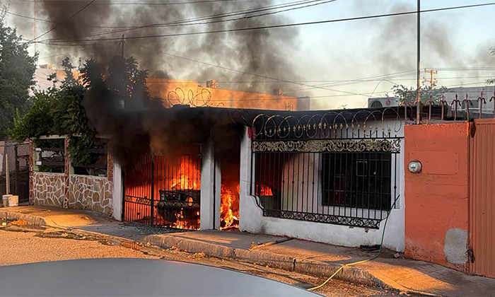 Rescatan a hombre de incendio en la colonia El Apache