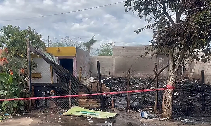 Rescatan vecinos a hombre de casa en llamas en la colonia Miguel Valencia