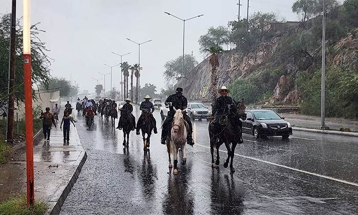 Realizan tradicional cabalgata a San Judas Tadeo bajo la lluvia del domingo