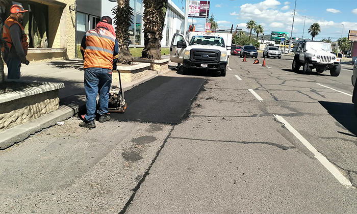 Refuerza programa de bacheo y atención de calles