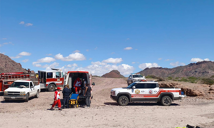 Rescatan bomberos a dos pescadores en Bahía Kino