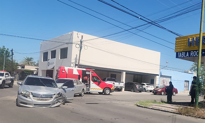 Protagonizan automóviles fuerte colisión en la colonia San Benito