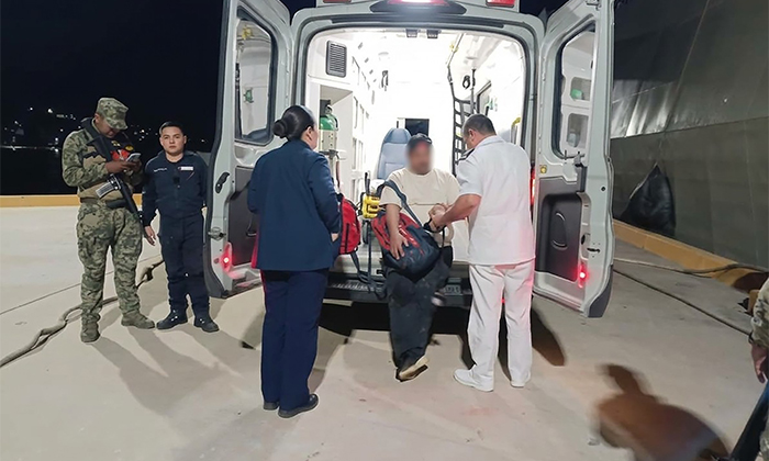 Evacuan a pescador de barco camaronero