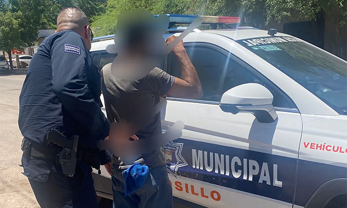 Agentes de la Policía Preventiva someten a cuatro individuos con armas