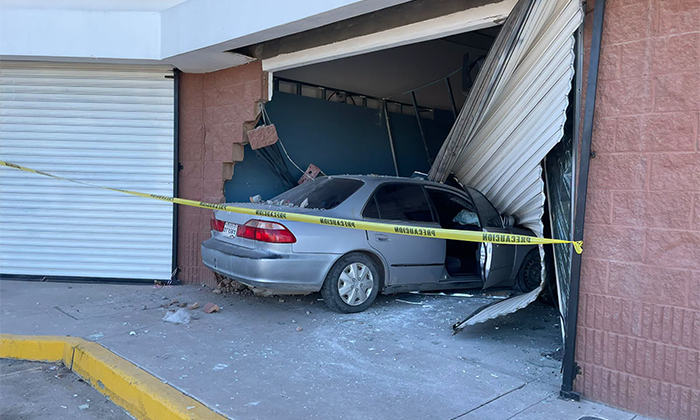 Se mete auto a local comercial por falla mecánica