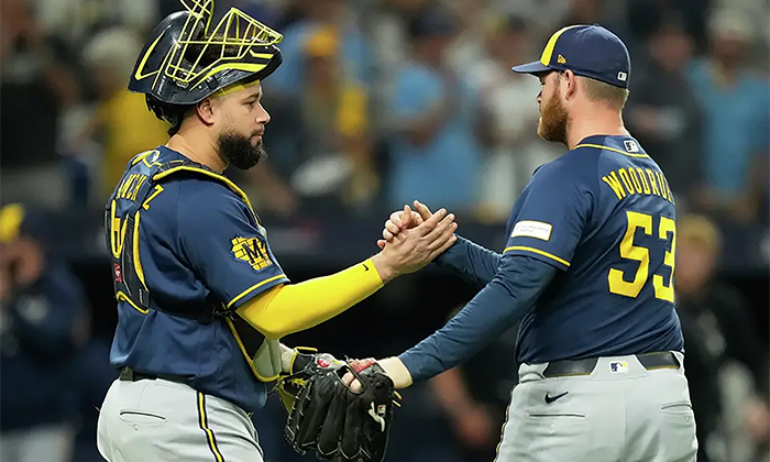 Propinan Cerveceros paliza a Rays por 10-1; Acarician el campeonato de la Serie Mundial