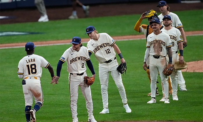 Gana Cerveceros el primero a Dodgers en la Serie de Campeonato de la Liga Nacional