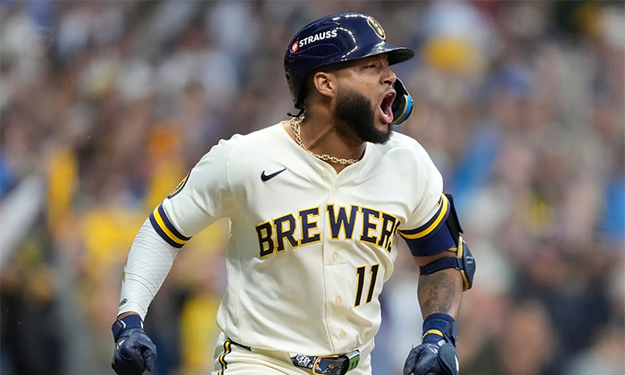 Remonta Cerveceros y supera a Padres por 4-3