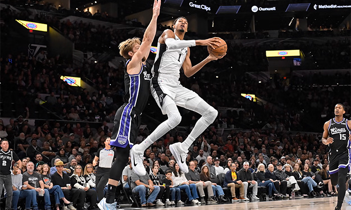 Spurs aplasta 130 a 103 a Sacramento; Logran su primer triunfo en casa
